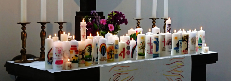 Taufkerzen auf dem Altar der Erlöserkirche