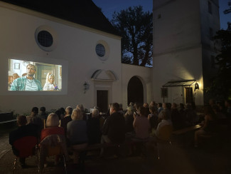 Filmabend  im Innehof der Erlöserkirche